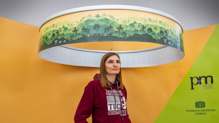 Diese 4 m lange Bahn hat 54 Lautsprecher und wiegt nur 150 Gramm. (Bild: Jacob Müller/TU Chemnitz)