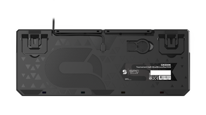 Auf der Unterseite gibt es nicht nur aufklappbare Standfüße, sondern auch einen integrierten Tastaturkappenzieher. (Bild: SPC Gear)