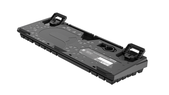 Die voll ausgeklappten Standfüße der GK630K (Bild: SPC Gear)
