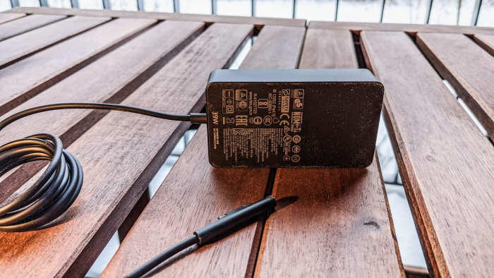 Das typische Surface-Netzteil mit Magnetstecker. (Bild: Oliver Nickel/Golem.de)