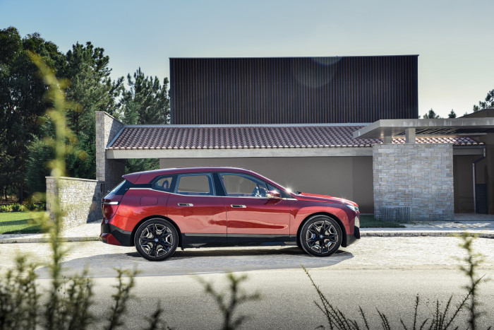 BMW iX xDrive40 (Bild: BMW)