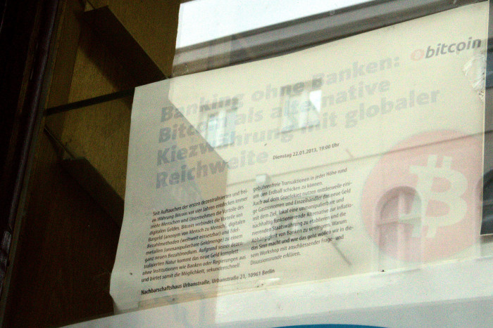 Ein verblichener Flyer in einem Kiosk im Bitcoin-Kiez macht noch Werbung f&uuml;r die Kryptow&auml;hrung. (Bild: J&ouml;rg Thoma)
