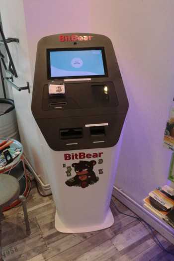 Ein Bitcoin-Automat l&auml;dt zum Kauf der Kryptow&auml;hrung ein. Er funktionierte allerdings nicht. (Bild: J&ouml;rg Thoma)