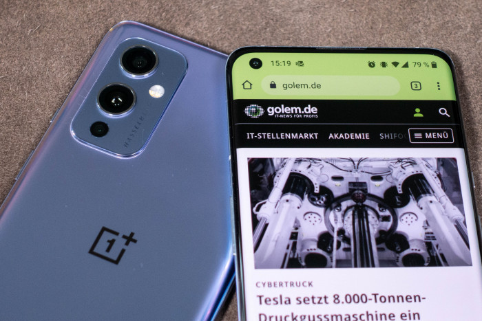 Das Oneplus 9 Pro hat ein technisch besseres und etwas größeres Display. (Bild: Tobias Költzsch/Golem.de)