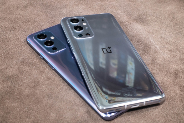 Beide Modelle haben ein glattes, glänzendes Finish auf der Rückseite. (Bild: Tobias Költzsch/Golem.de)