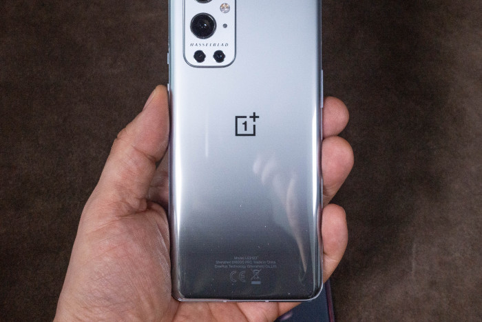 Von oben nach unten verändert sich die Rückseite von matt zu spiegelnd - und zieht Fingerabdrücke magisch an. (Bild: Tobias Költzsch/Golem.de)