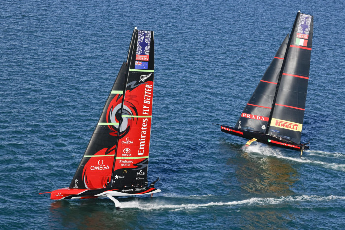 Emirates Team New Zealand (l)  gegen Luna Rossa Prada Pirelli beim 36. America's Cup vor Neuseeland (Bild: ACE/Studio Borlenghi)