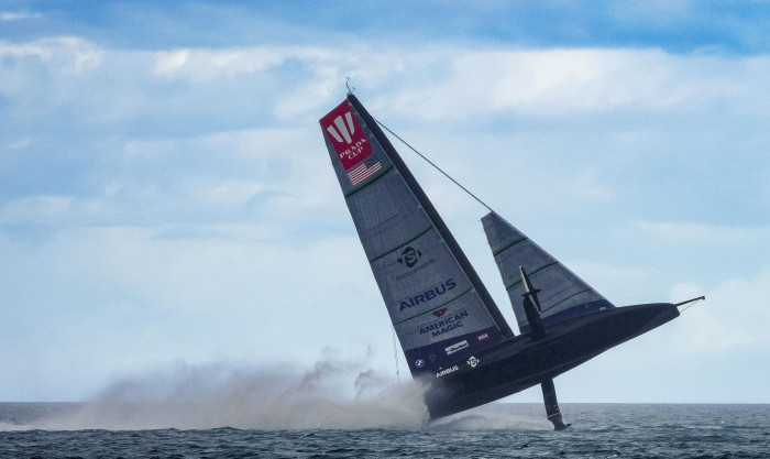 Höchste Gefahr: Das US-Boot hebt ab. Es wurde bei der Landung beschädigt, die Crew kam mit blauen Flecken davon. (Bild: ACE/Studio Borlenghi)