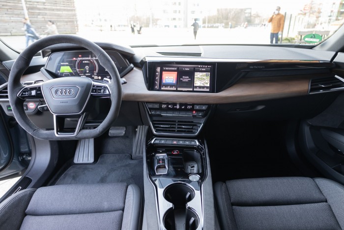 Die Bedienung ist konventionell mit  Knöpfen. (Bild: Werner Pluta/Golem.de)