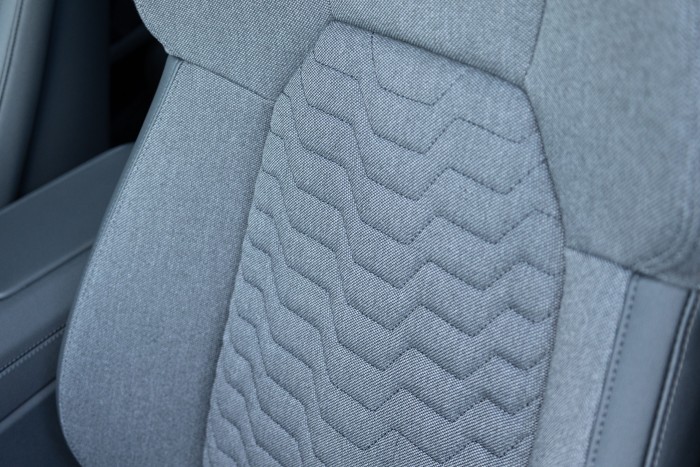 Der Sitzbezug ist zum Teil aus recyceltem Kunststoff. (Bild: Werner Pluta/Golem.de)