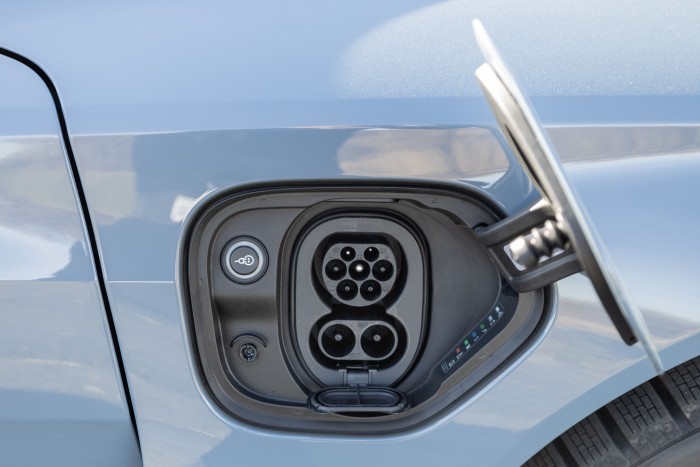 Der Audi hat zwei Ladeanschlüsse: einen für Typ-2- und CCS-Stecker. (Bild: Werner Pluta/Golem.de)