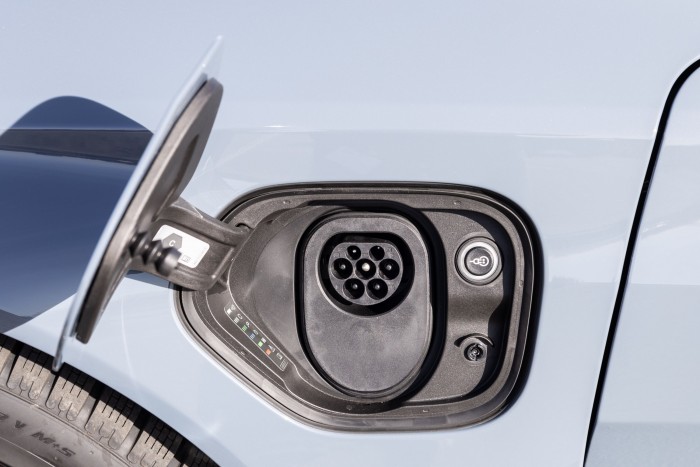 Auf der anderen Seite kann nur über den langsamen Typ-2-Anschluss geladen werden. (Bild: Werner Pluta/Golem.de)