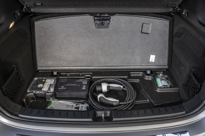 Nur ein Typ-2-Ladekabel ist im Preis inbegriffen. (Foto: Mercedes-Benz)