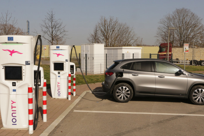 Per Gleichstrom lädt der EQA mit bis zu 100 Kilowatt. (Foto: Friedhelm Greis/Golem.de)