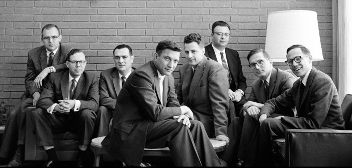 Die "verräterischen Acht" v.l.n.r.: Gordon Moore, C. Sheldon Roberts, Eugene Kleiner, Robert Noyce, Victor Grinich, Julius Blank, Jean Hoerni and Jay Last (Bild: Fairchild Semiconductor)
