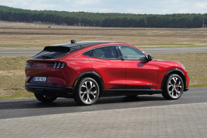 Das Autos soll durch einen Designtrick optisch sportlich wirken. Dach und Boden sind schwarz. Das macht das Auto hinten tief und nach vorne offen, ähnlich einem Keil. (Foto: Ford)