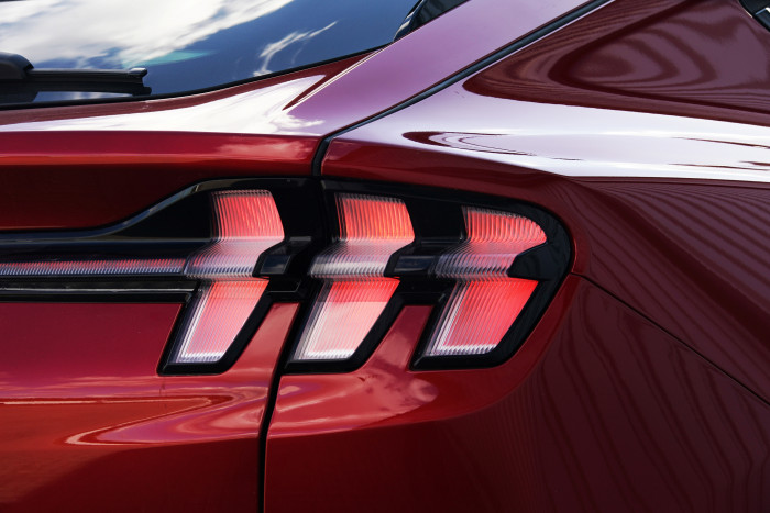 Das Markenzeichen der Mustang-Modellreihe: die dreiteiligen Rücklichter (Foto: Ford)