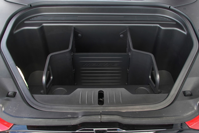 Der auswaschbare Stauraum in der Front mit Ablassventil (Foto: Ford)