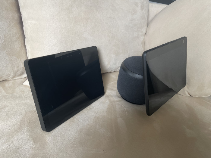 Links der alte Echo Show 10, rechts daneben der neue Echo Show 10 (Bild: Ingo Pakalski/Golem.de)