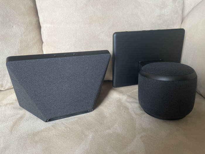 Links der alte Echo Show 10, rechts daneben der neue Echo Show 10 (Bild: Ingo Pakalski/Golem.de)