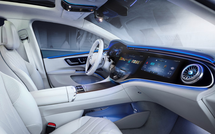 Der sogenannte Hyperscreen verbindet drei verschiedene Displays nahezu nahtlos miteinander. (Fotos: Mercedes-Benz)