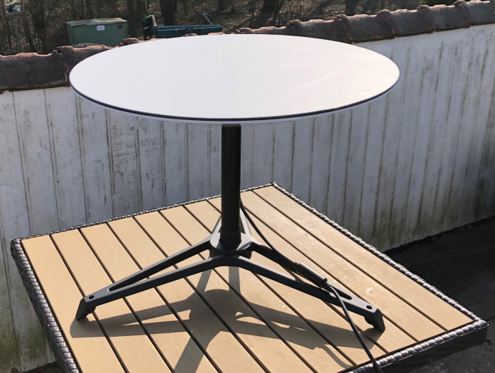 Ausgepackt, probehalber aufgestellt und angeschlossen fährt die Schüssel erst mal 20 Minuten in eine Tisch-Position und verbindet sich mit dem Satellitennetz. (Golem.de-Leser)