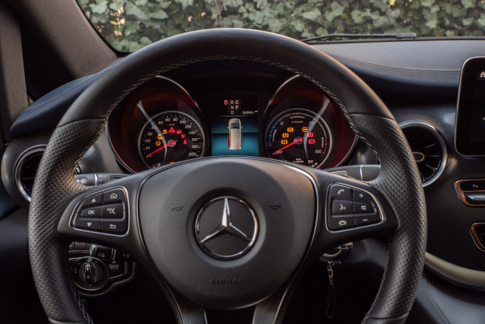 Für die Instrumententafel ist anders als beim EQC und EQA kein großes Display erhältlich. (Foto: Martin Wolf/Golem.de)