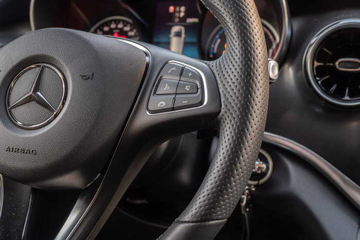 Das Entertainment-System lässt sich über ein Bedienfeld am Lenkrad einstellen. (Foto: Martin Wolf/Golem.de)