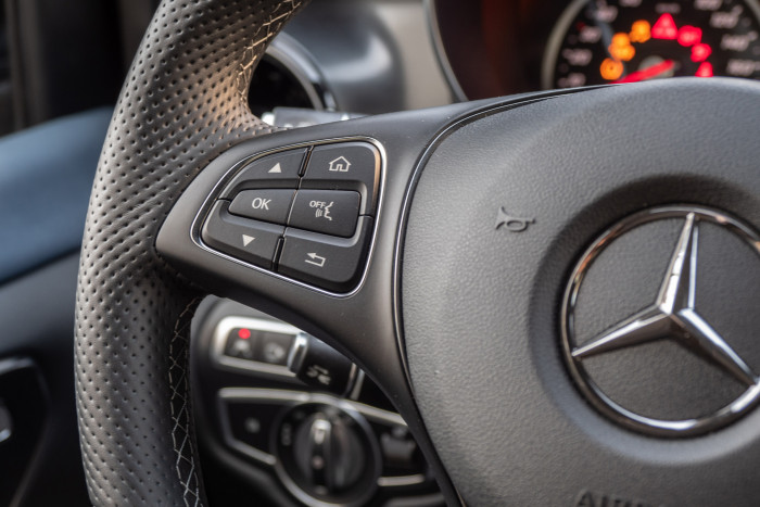 Das Bedienfeld auf der rechten Seite steuert die Anzeige in der Instrumententafel. (Foto: Martin Wolf/Golem.de)