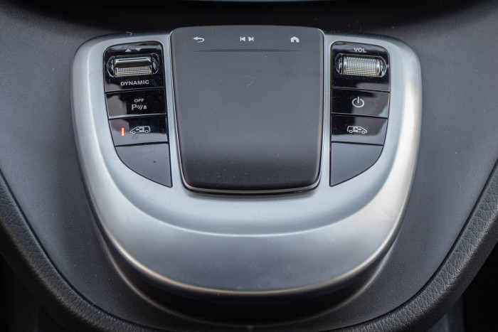 Über ein Touchpad in der Mittelkonsole lässt sich ebenfalls das MBUX steuern. (Foto: Martin Wolf/Golem.de)