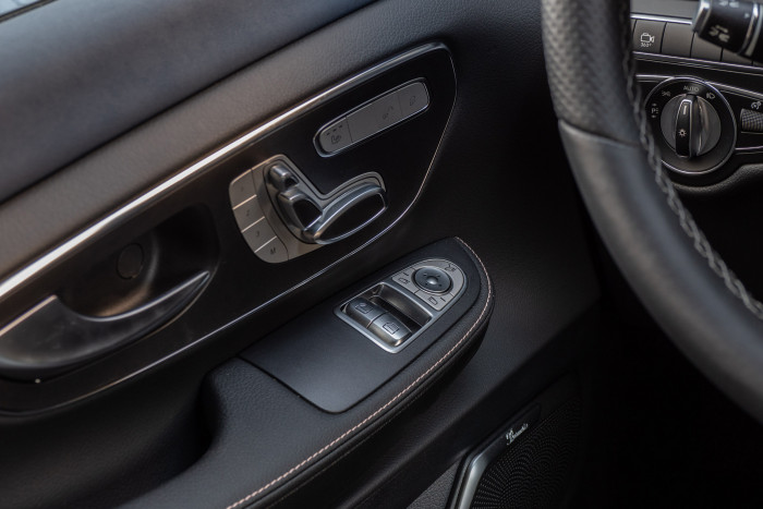 Gegen Aufpreis sind elektrisch verstellbare Sitze erhältlich. (Foto: Martin Wolf/Golem.de)