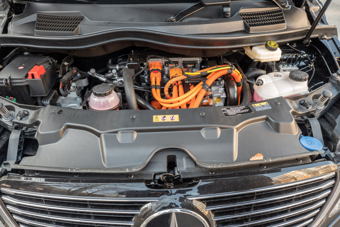 Unter der Motorhaube befindet sich kein versteckter Verbrennungsmotor. (Foto: Martin Wolf/Golem.de)