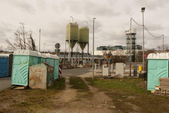 Die Ladestation befindet sich am Frankfurter Flughafen in der Thea-Rasche-Straße. (Foto: Friedhelm Greis/Golem.de)