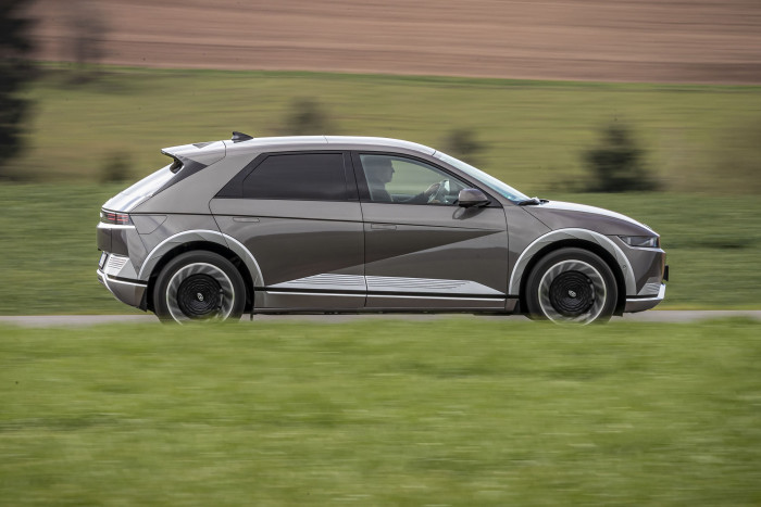 Der Ioniq 5 ist 4,6 m lang, 1,89 m breit und 1,6 m hoch. Der Radstand liegt auf Oberklassenniveau und beträgt 3 m. (Foto: Hyundai)
