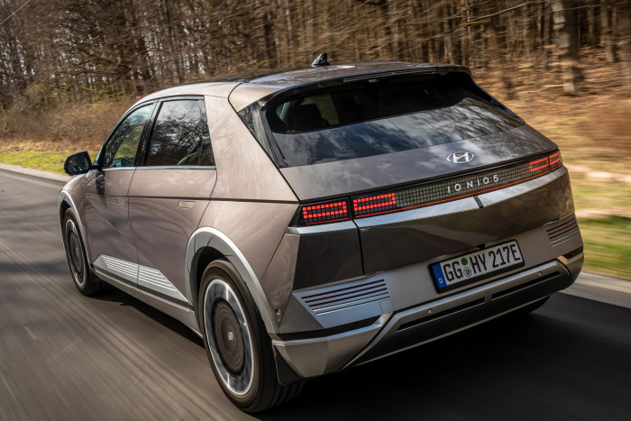 Es gibt zwei Batteriegrößen und vier verschiedene Motorisierungsvarianten mit Heck- und Allradantrieb. (Foto: Hyundai)