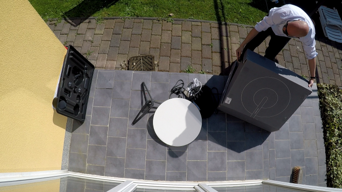 Auspacken auf der Terrasse: das Paket wiegt rund 14 kg und es ist nicht viel drin. (Bild: Martin Wolf / Golem.de)