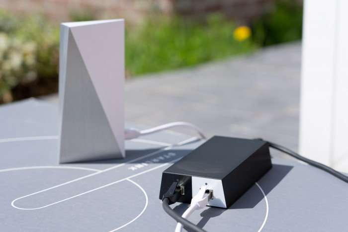 Ein Kabel von der Schüssel zum Netzteil, eines zum Router - fertig. (Bild: Martin Wolf / Golem.de)