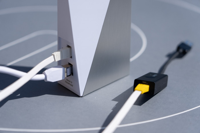 Statt WLAN kann auch ein Netzwerkkabel genutzt werden. (Bild: Martin Wolf / Golem.de)