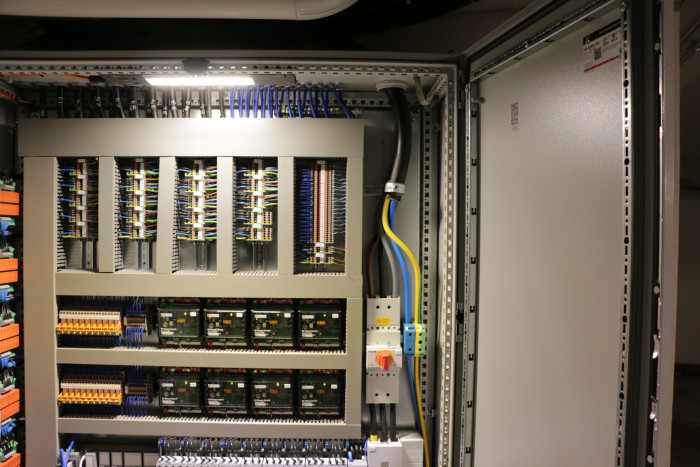 Herzstück der Anlage waren drei Schaltschränke mit der Kommunikations- und Ladetechnik. (Foto: Friedhelm Greis/Golem.de)