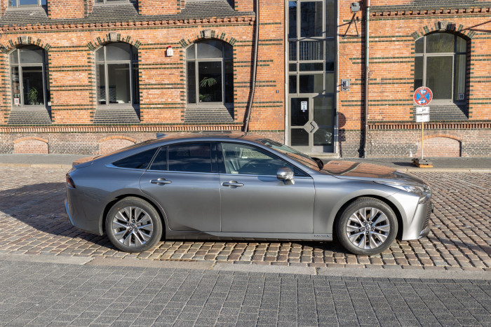 Das Fahrzeug basiert auch auf einer Plattform der Premium-Marke Lexus. (Bild: Werner Pluta/Golem.de)