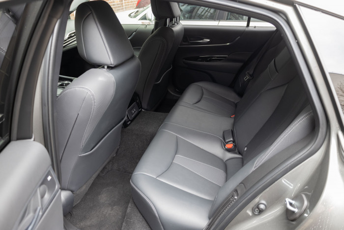 Hinten ist Platz für drei Insassen, aber es gibt nicht viel Beinfreiheit. (Bild: Werner Pluta/Golem.de)