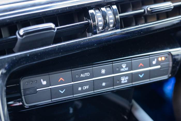 Es gibt für viele Funktionen Knöpfe und Regler, ...  (Bild: Werner Pluta/Golem.de)