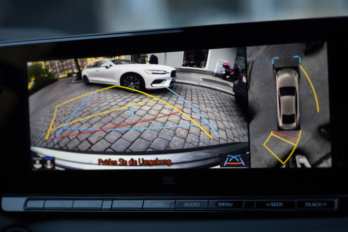 Zu den Assistenzsystemen gehört eine Rückfahrkamera. (Bild: Werner Pluta/Golem.de)