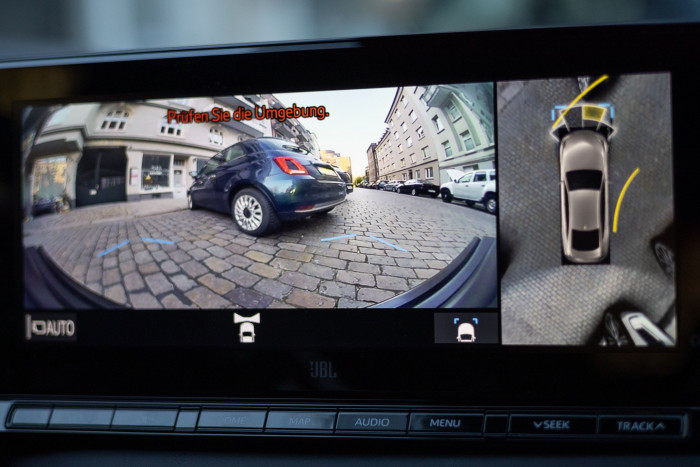 Eine Kamera vorn erleichtert das Manövrieren auf engem Raum. (Bild: Werner Pluta/Golem.de)