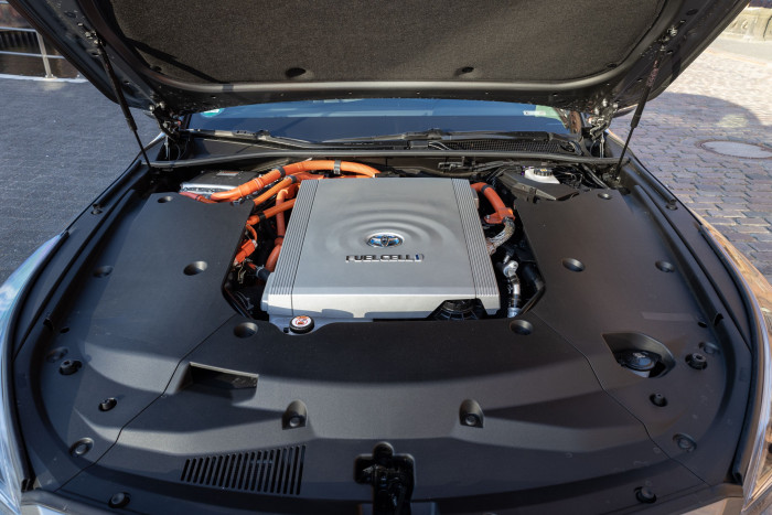 Der Brennstoffzellenstack befindet sich unter der Fronthaube. (Bild: Werner Pluta/Golem.de)