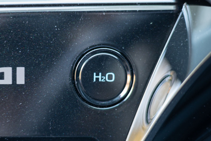 Mit diesem Knopf kann Wasser abgelassen werden, das als Abfallprodukt entsteht. (Bild: Werner Pluta/Golem.de)