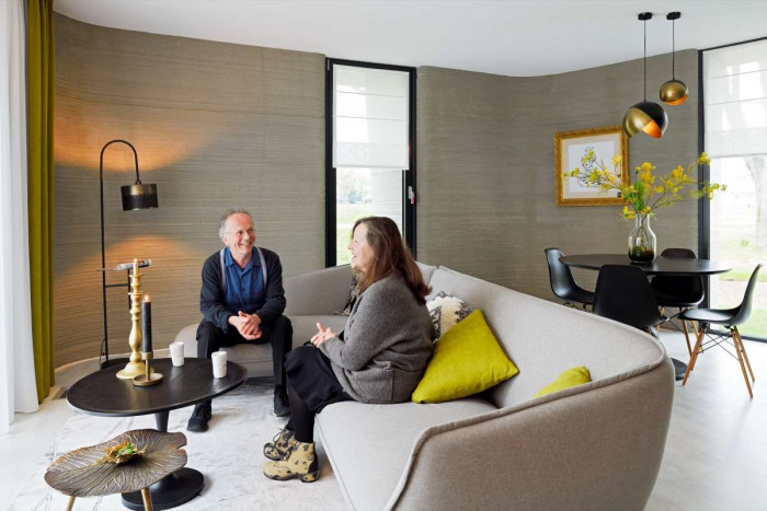 Harrie Dekkers (links) und Elize Lutz (rechts) in ihrem neuen 3D-gedruckten Heim. (Bild: Weber Benelux)
