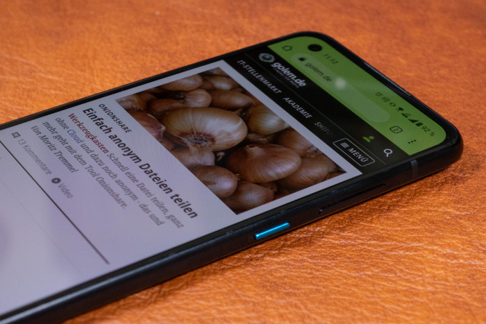 Der Einschalter ist blau und kann zusätzlich mit einer frei wählbaren App-Verknüpfung belegt werden. (Bild: Tobias Költzsch/Golem.de)