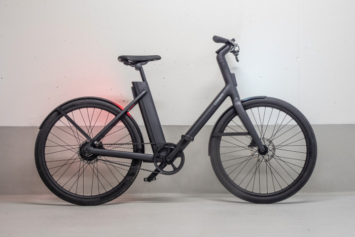 Die neue Rahmengeometrie wird durch einen leicht gebogenen Lenker ergänzt. (Bild: Martin Wolf/Golem.de)