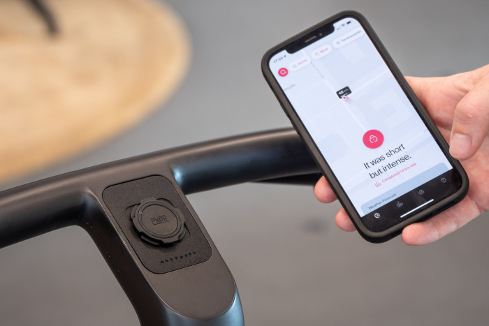 Der Klickverschluss lädt das Telefon während der Fahrt. (Bild: Martin Wolf/Golem.de)